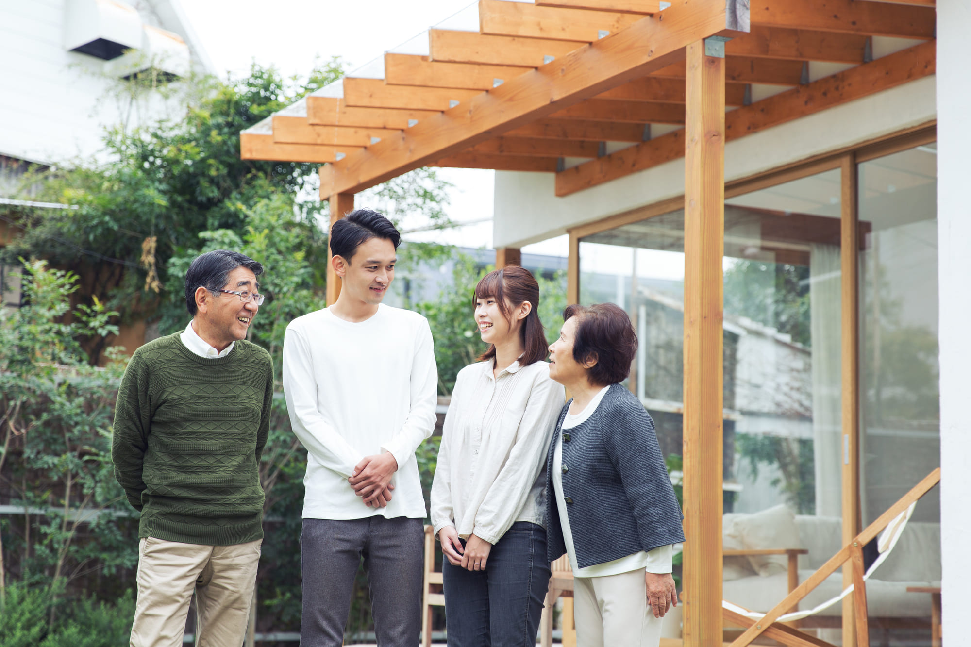家の庭で話す親子2世帯4人