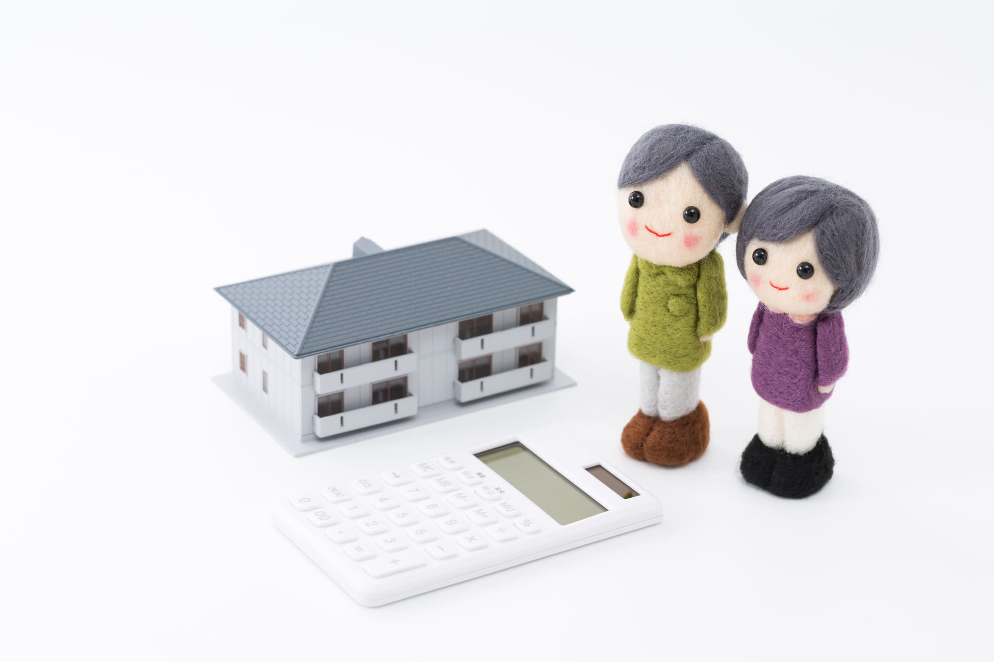 家と電卓と男女の人形